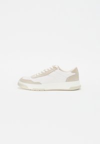 Sneaker bianco e beige con una parte superiore in pelle liscia, dettagli in suede e suola in gomma testurizzata. Presenta un profilo basso e un design con lacci.