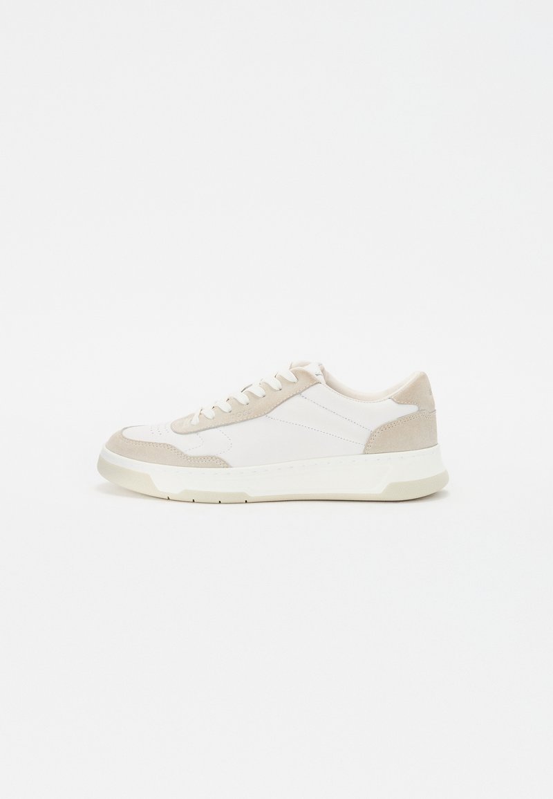 Sneaker bianco e beige con una parte superiore in pelle liscia, dettagli in suede e suola in gomma testurizzata. Presenta un profilo basso e un design con lacci.
