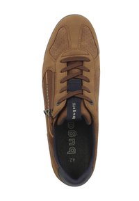 Bruine suède schoen met geperforeerde details, platte veters en een zijrits; heeft een marineblauwe accenten bij de kraag en een logo op de tong.