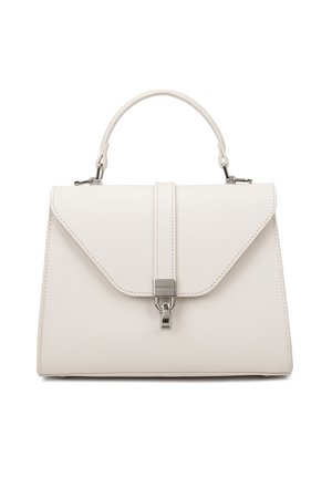 Borsa in sintetico bianco con design strutturato, dotata di chiusura a pattina, accessori in metallo argentato e manico superiore. Texture liscia con linee diagonali.