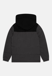 Giubbotto imbottito nero e grigio con cappuccio. Presenta un design a blocchi di colore, una texture trapuntata e polsini elasticizzati per una vestibilità aderente.