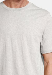 Grå bomulds T-shirt med rund hals. Korte ærmer og en blød tekstur. Ingen synlige mønstre eller logoer. Klassisk tætsiddende design.