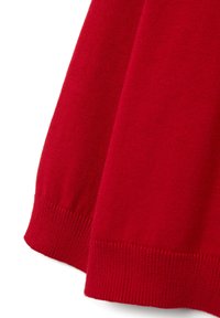 Roter Strickpullover aus Stoff mit glatter Textur und gerippten Bündchen. Das Material wirkt weich und flexibel und zeigt eine einfarbige Oberfläche ohne Muster.