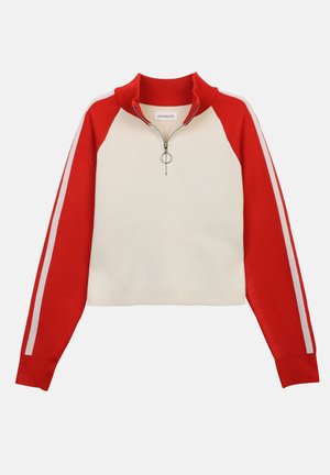 Hvid og rød pullover-trøje med kvart lynlås, der har ribbet tekstur, raglanærmer og kontrasterende hvide striber langs ærmerne.