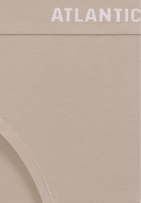 Beżowe bawełniane majtki o gładkiej fakturze, z białym logo "ATLANTIC" na elastycznym pasku oraz klasycznym kroju.