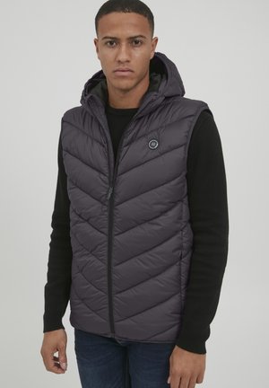 Pánská bezrukávová puff vest, tmavě fialová, s kapucí, s vzorem v károvaném zigzag, přední zip a logo na levé části hrudi.