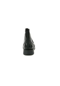 Bottines noires avec une finition en cuir lisse, semelle plateforme en caoutchouc, fermeture à glissière arrière et coutures décoratives pour une texture accentuée.