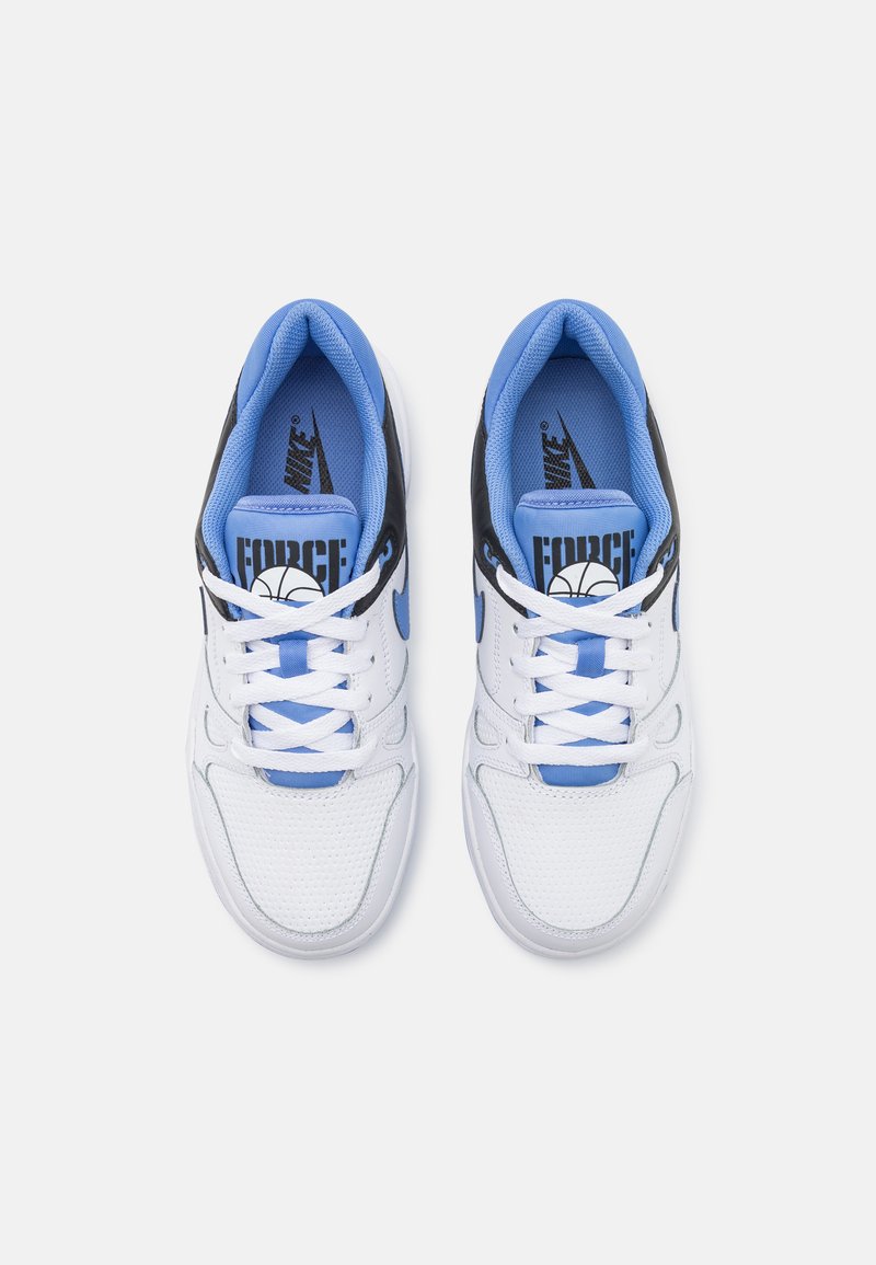 Baskets de sport blanches avec des accents noirs et bleus, en matériaux mesh et cuir, présentant une surface texturée, des lacets ronds et des détails de logo.