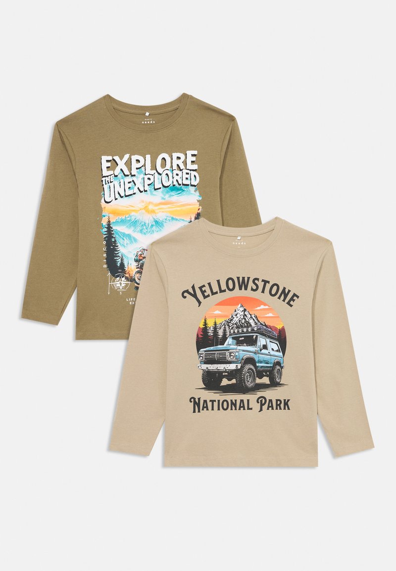 Dvoje tričiek s dlhým rukávom: olivovozelená s grafikou "Preskúmaj nepreskúmané"; béžová s textom "Národný park Yellowstone" a ilustráciou nákladného auta.