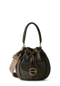 Borsa a secchiello con motivo scuro, pattina in pelle, chiusura circolare dorata, manico singolo e tracolla beige regolabile con testo.