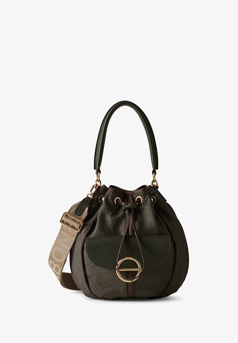 Borsa a secchiello con motivo scuro, pattina in pelle, chiusura circolare dorata, manico singolo e tracolla beige regolabile con testo.