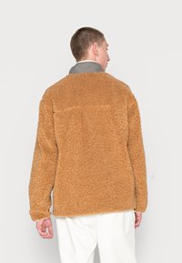 Levi's® LAKESIDE MOCK NECK UNISEX - Jakna od flisa - iced coffee