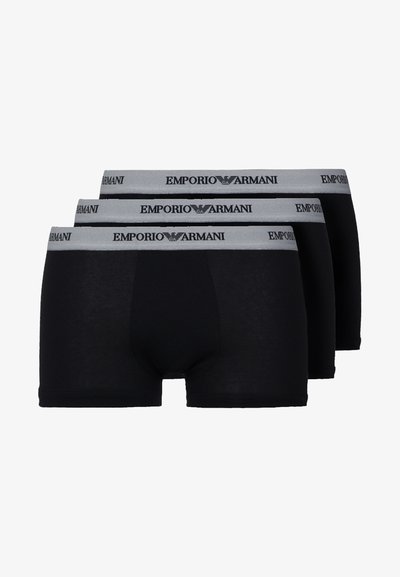 Boxeri scurți din bumbac negri, într-un pachet de trei, cu un brâu elastic gri care are logo-ul "EMPORIO ARMANI". Textură netedă și design ajustat.