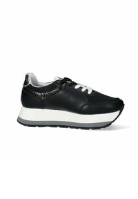 Sneaker in pelle nera con dettagli di design in materiale nero lucido, lacci bianchi e una suola spessa bianca e grigia. Stile low-top.