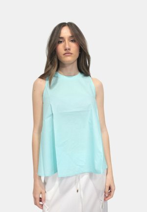 Un top senza maniche di colore azzurro chiaro, realizzato in un tessuto morbido e liscio, caratterizzato da una vestibilità morbida e un colletto alto. Il design è semplice e minimalista.