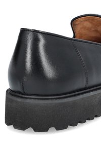 Czarna skórzana shoe o błyszczącej powierzchni, niskim kroju, grubej czarnej gumowej podeszwie z teksturowanym dnem oraz minimalnymi detalami przeszycia.