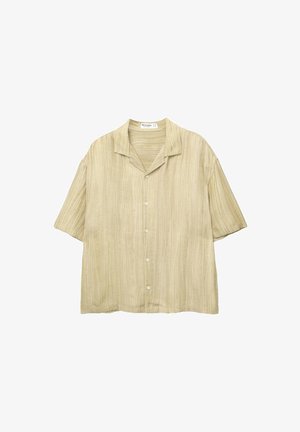 Chemise à manches courtes, à boutons, en beige clair avec des rayures verticales. Tissu doux et texturé avec un col évasé décontracté et des boutons tachetés.