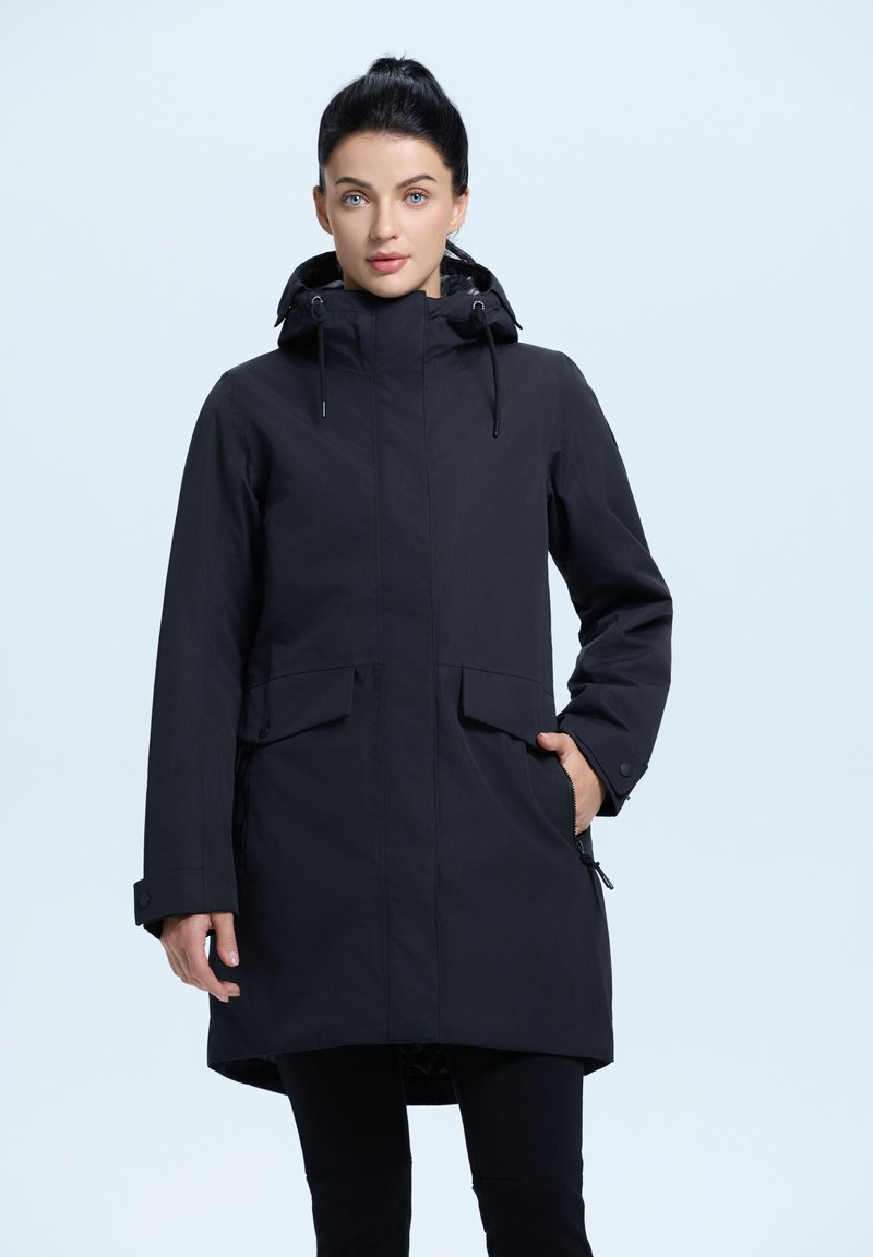 Parka nera, fino al ginocchio, con cappuccio, dotata di due tasche frontali e cordini regolabili. Realizzata in un materiale liscio e resistente all'acqua.