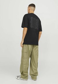 Jack & Jones GEDRUCKT RUNDHALS - Apdrukāts T-krekls - black