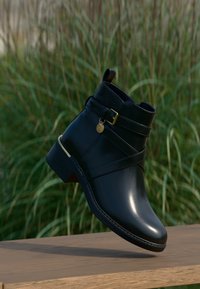 Unausgewählt, black