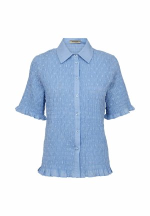 Jasnoniebieska bluzka z krótkim rękawem, zapinana na guziki z przodu, wykonana z teksturowanej tkaniny z marszczeniami, z ostrym kołnierzykiem i falbankami na rękawach oraz u dołu.