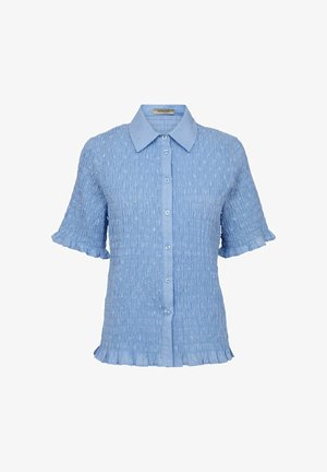 Světlomodrá krátká halenka s knoflíkovým zapínáním vpředu, texturovanou žabičkovou látkou, špičatým límečkem a nařasenými okraji na rukávech a spodním lemu.
