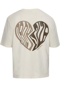 Cremfarbendes T-Shirt mit kurzen Ärmeln, das auf der Rückseite ein großes Herz-Design mit einer gewellten Linienmuster in Brauntönen zeigt. Der Text lautet "Crew Love".