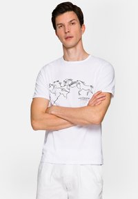 Biała bawełniana koszulka z czarnym konturowym rysunkiem koni na przodzie. Klasyczny okrągły dekolt, krótkie rękawy, standardowy krój.