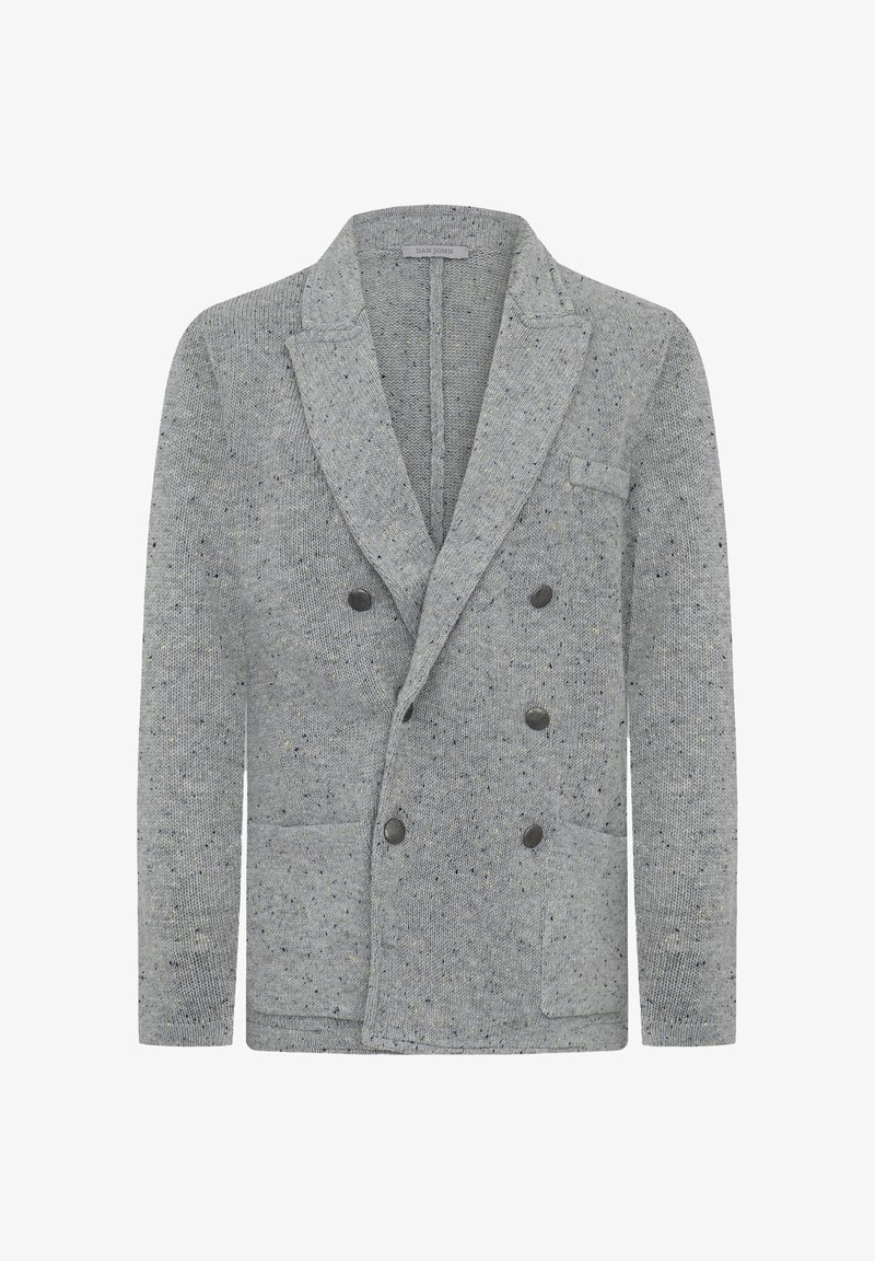 Blazer tricotat gri, cu un design cu două rânduri de nasturi, două buzunare frontale și pete contrastante. Dispune de un guler tip șal și nasturi închisi la culoare.