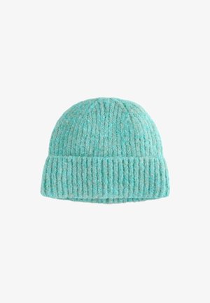 Cappello berretto in lana lavorato a maglia azzurro chiaro con risvolto spesso a coste, filato morbido e strutturato, isolato su sfondo bianco.