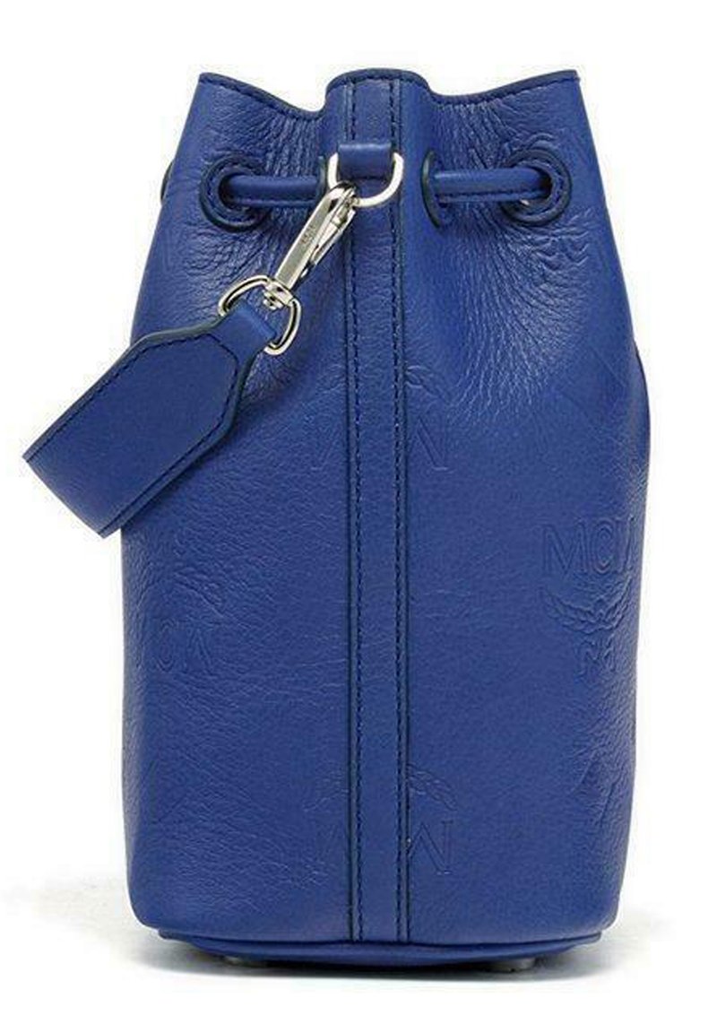 Blaue Leder-Eimer-Tasche mit geprägt Logo, Zugverschluss und silbernen Hardware-Akzenten. Strukturiere Oberfläche und abgerundeter Boden.