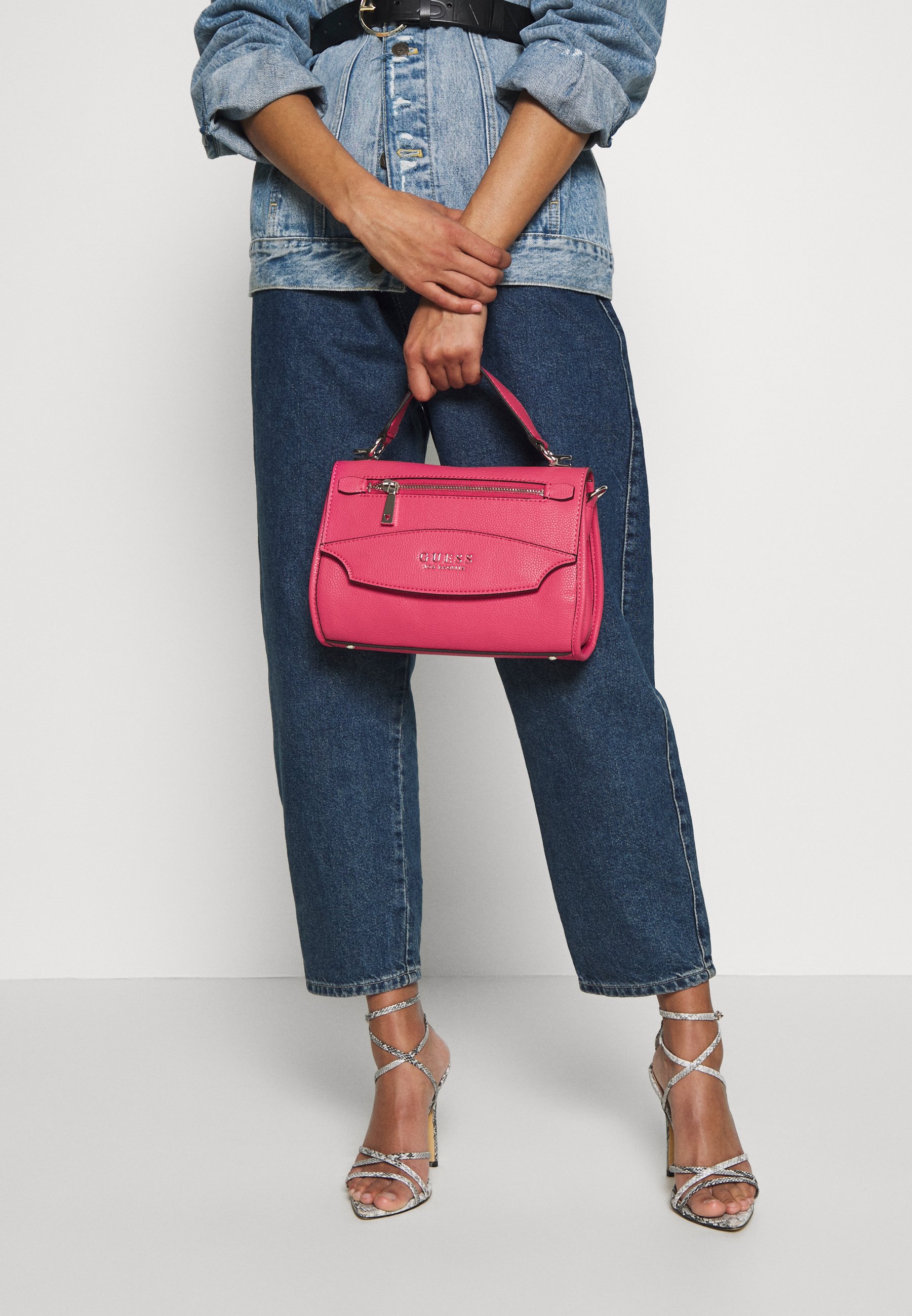 Guess LIAS TOP HANDLE FLAP Håndveske pink Zalando.no Guess LIAS TOP HANDLE FLAP Håndveske pink Zalando.no