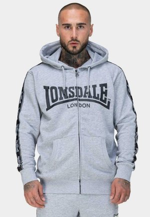 Sudadera con cremallera gris con el logo frontal "Lonsdale London", que presenta franjas laterales negras y bolsillos. Tejido suave y puños y dobladillo de canalé.