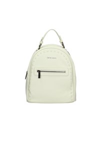 Zaino in pelle bianca con forma arrotondata, dettagli con borchie lungo la parte superiore, tasca frontale con zip e manico superiore. Etichetta del brand visibile.