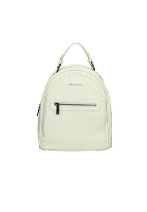 Sac à dos en cuir blanc avec une forme arrondie, des détails cloutés sur le dessus, une poche zippée à l'avant et une poignée supérieure. Étiquette de marque visible.