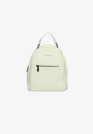 Sac à dos en cuir blanc avec une forme arrondie, des détails cloutés sur le dessus, une poche zippée à l'avant et une poignée supérieure. Étiquette de marque visible.