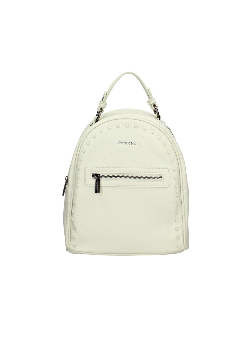 Zaino in pelle bianca con forma arrotondata, dettagli con borchie lungo la parte superiore, tasca frontale con zip e manico superiore. Etichetta del brand visibile.
