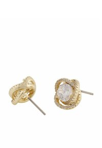 Guldtonade stuvar som har en stor central klar ädelsten omgiven av mindre klara stenar, med dekorativ detaljering på sidorna.