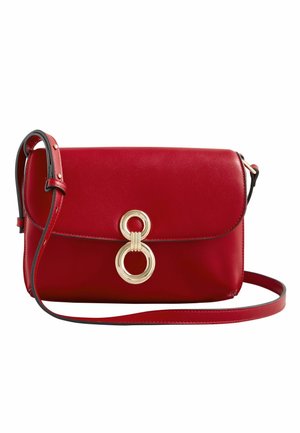 Rød læder crossbody taske med justerbar strop og guld dobbelt-ring spænde på frontklaplukningen.