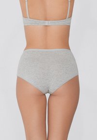 Vysoké šedé bavlněné kalhotky s hladkouTexturou a lehkým elastickým pasem, které mají minimalistický design bez vzorů nebo akcentů.