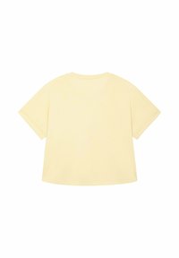 Korte mouwen, losvallend t-shirt van zacht gele katoen. Heeft een ronde halslijn en schone randen zonder zichtbare patronen of accenten.