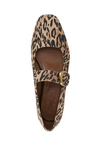Vierkante schoen in luipaardprint suede, met een brede band en een gouden gesp, en een leren inlegzool in bruin.