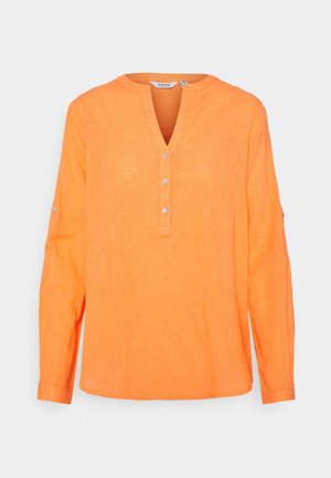 Chemise orange à manches longues en tissu léger, dotée d'un col à cran, d'une patte de boutonnage et de manches retroussées maintenues par des pattes.
