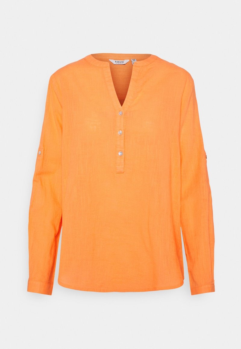 Camicia arancione a maniche lunghe realizzata in tessuto leggero, con colletto a revers, patta con bottoni e maniche arrotolabili fissate con linguette.
