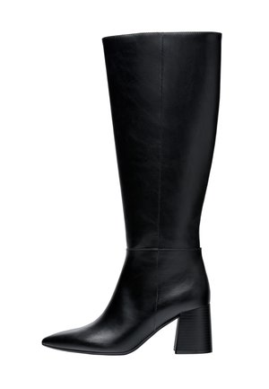 Botte noire en cuir montant jusqu'au genou avec un bout pointu et un talon bloc moyen et épais, vue de profil sur fond blanc.