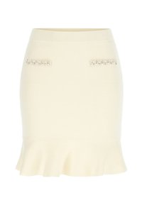 Dzianinowa spódnica w kremowym kolorze z rozkloszowanym dołem, wyposażona w dwie kieszenie ozdobione biżuterią jako dekoracyjne akcenty. Gładka faktura i dopasowany krój.