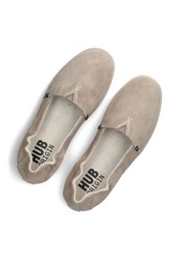 Beige suède instapschoenen met een textuurafwerking, elastische accenten en een logo gedrukt op de binnenzool. Plat zoolontwerp en afgeronde neus.