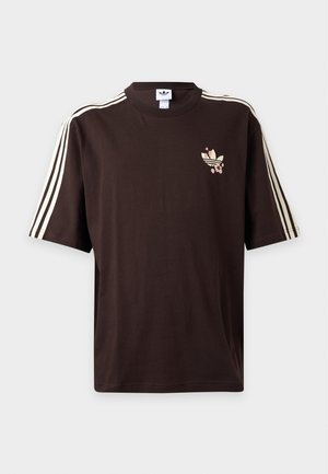 T-shirt Adidas manches courtes marron foncé avec des rayures blanches sur les manches et un petit logo floral rose sur la poitrine gauche.