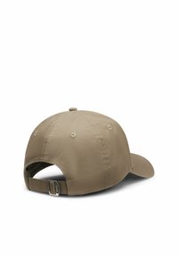Bruine katoenen pet met een gebogen rand, verstelbare strap aan de achterkant en zes ventilatiegaten. Vlotte textuur en minimalistisch ontwerp.