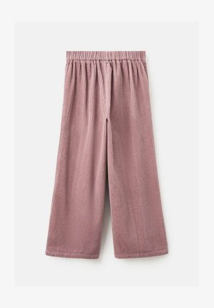 Svetlo roza rebraste široke hlače z elastičnim pasom in mehko teksturo, ki imajo ohlapen kroj in brez vidne kovine.